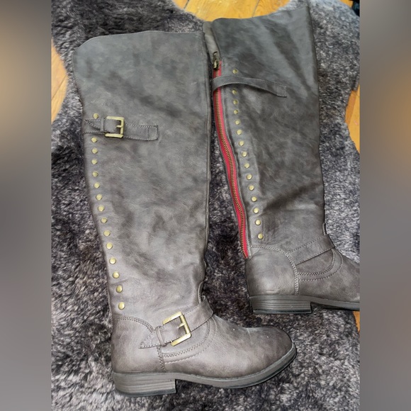 Grey studded riding boots with buckles - Picture 2 of 4
